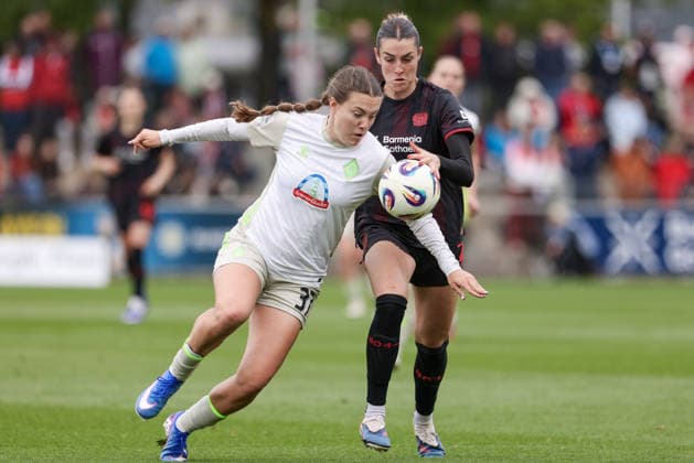 from left Mara Alber SV Werder Bremen, 37 and Selina Ostermeier Bayer 04 Leverkusen, 2 in triathlon, duel, dynamic, action, action, game scene, THE DFB REGULATIONS PROHIBIT ANY USE OF PHOTOGRAPHS AS IMAGE SEQUENCES AND OR QUASI VIDEO , 17 05 2026, Leverkusen Germany , Football, Google Pixel Womens Bundesliga, Bayer 04 Leverkusen SV Werder Bremen xobx