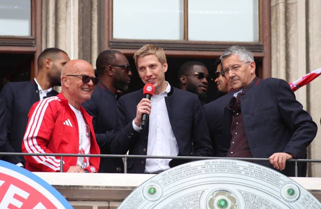 Football, men, Bundesliga, 2025 2026 season, FC Bayern Munich, championship celebration, City Hall balcony, Marienplatz Stadium announcer Stphan Lehmann in conversation with Dominik Krause, Lord Mayor of the City of Munich and Herbert Hainer, President of FC Bayern Munich from left to right