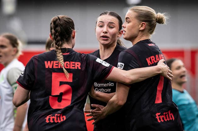 LEVERKUSEN, 17.05.2026 - Torjubel nach dem Anschlusstreffer zum 1:2 durch Cornelia Kramer (Bayer 04 Leverkusen, 7) mit Claudia Wenger (Bayer 04 Leverkusen, 5) und Loreen Bender (Bayer 04 Leverkusen, 19) während der Begegnung Bayer 04 Leverkusen - Werder Bremen an Spieltag 26 der Google Pixel Frauen-Bundesliga am 17.05.2026 im Ulrich-Haberland-Stadion in Leverkusen (Nordrhein-Westfalen). DFL REGULATIONS PROHIBIT ANY USE OF PHOTOGRAPHS AS IMAGE SEQUENCES AND OR QUASI-VIDEO. Nordrhein-Westfalen Deutschland Copyright: xAxelxKohringx