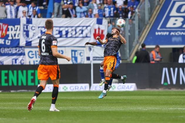 Magdeburg, Saxony-Anhalt, Germany, 17 05 2026 Avnet Arena 34 Matchday, Season 2025 26, 2 Soccer Bundesliga 1 FC Magdeburg 1 FC Kaiserslautern Lubambo Musonda 19, 1 FC Magdeburg and Simon Asta 2, 1 FC Kaiserslautern in a header duel, Fabian Kunze 6, 1 FC Kaiserslautern looks on Copyright: xdtsxNachrichtenagenturx dts_119123