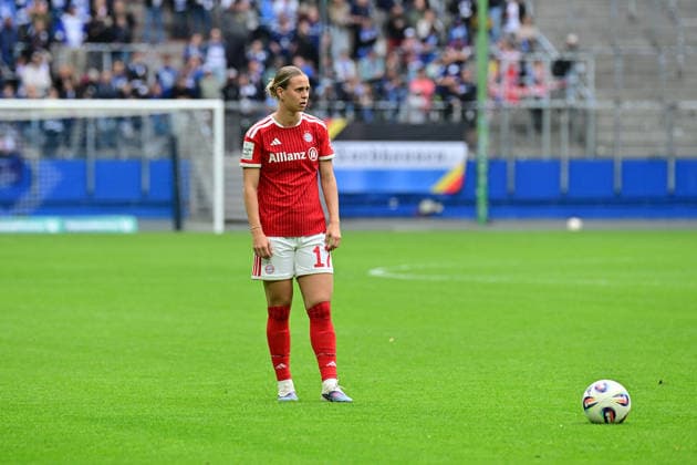 Soccer I Women I Season 2025 2026 I Bundesliga I Matchday 26 I Hamburger SV FC Bayern Munich I 17 05 2026 Klara Bühl 17, FC Bayern Munich at a free kick Hamburg Volksparkstadion Hamburg Germany Copyright: xLobeca WolfxGebhardtx