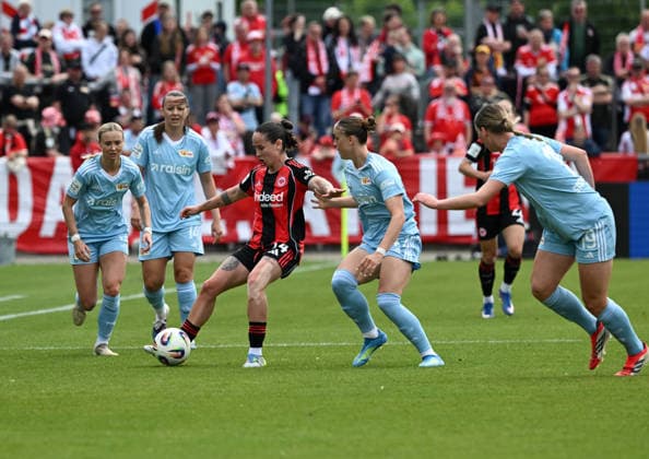 17 05 2026, xsltx, Fußball Google Pixel Frauen Bundesliga, Eintracht Frankfurt 1 FC Union Berlin v l GÃ raldine Reuteler Eintracht Frankfurt surrounded by four Berliners DFL DFB REGULATIONS PROHIBIT ANY USE OF PHOTOGRAPHS as IMAGE SEQUENCES and or QUASI VIDEO