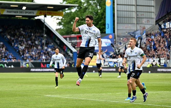 17 05 2026, xfux, Fußball 2 Bundesliga, SV Darmstadt 98 SC Paderborn 07 v l Torschuetze Torschütze Stefano Marino SC Paderborn Torjubel, Jubel, Goal celebration, celebrate the goal zum 0 1 jubelnd bejubelt jubeln jubeln Jubel, Laurin Curda SC Paderborn DFL DFB REGULATIONS PROHIBIT ANY USE OF PHOTOGRAPHS as IMAGE SEQUENCES and or QUASI VIDEO Darmstadt