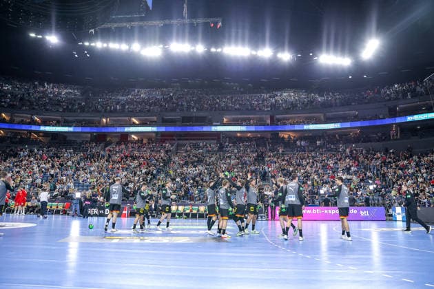 17 05 2026, xkwix, handball, international match, Germany Denmark , Lanxess Arena in Cologne Full hall with spectators in front the team from Germany warms up Photo xKamilxWilkowskixPressefotoKochx Nordrhein Westfalen Germany