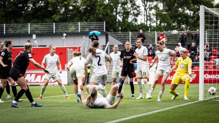 LEVERKUSEN, 17.05.2026 - Cornelia Kramer (Bayer 04 Leverkusen, 7) trifft zum 1:2 während der Begegnung Bayer 04 Leverkusen - Werder Bremen an Spieltag 26 der Google Pixel Frauen-Bundesliga am 17.05.2026 im Ulrich-Haberland-Stadion in Leverkusen (Nordrhein-Westfalen). DFL REGULATIONS PROHIBIT ANY USE OF PHOTOGRAPHS AS IMAGE SEQUENCES AND OR QUASI-VIDEO. Nordrhein-Westfalen Deutschland Copyright: xAxelxKohringx