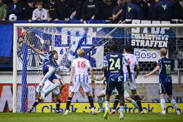 HEERENVEEN - (lr) Wout Weghorst of AFC Ajax heads wide of the goal, Marcus Linday of sc Heerenveen, Jorthy Mokio of AFC Ajax, Sam Kersten of sc Heerenveen and Davy Klaassen of AFC Ajax during the Dutch Eredivisie match between SC Heerenveen and AFC Ajax at the Abe Lenstra Stadium on 17 May 2026 in Heerenveen, the Netherlands. OLAF KRAAK ANP Eredivisie 2025-2026 xVIxANPxSportx xxANPxIVx 558545866 originalFilename: 558545866.jpg