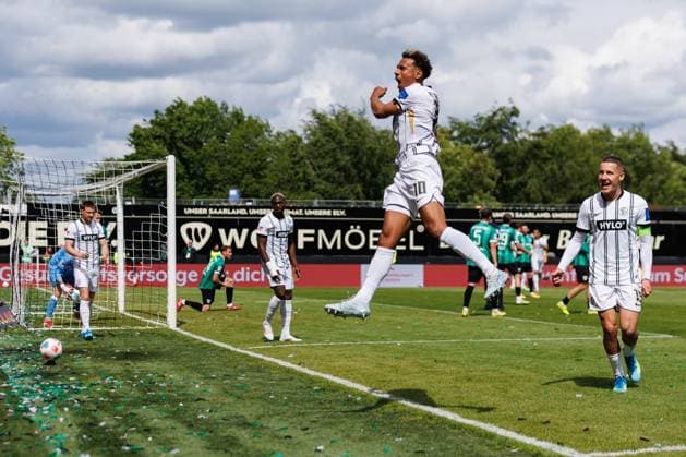 Bambase Conte SV 07 Elversberg , celebrates the goal for 1 0, SV Elversberg vs SC Preussen Muenster, Football, 2 Bundesliga, Matchday 34, Season 2025 2026, 17 05 2026 DFB regulations prohibit any use of photographs as image sequences and or quasi video SV Elversberg vs SC Preussen Muenster, Football, 2 Bundesliga, Matchday 34, Season 2025 2026, 17 05 2026 Copyright: xEibner-Pressefoto AlexanderxNeisx EP_ANS