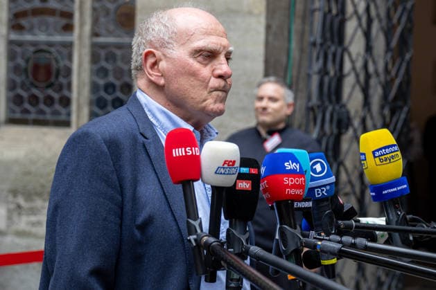 Fußball: Meisterfeier des FC Bayern München auf dem Rathausbalkon und am Marienplatz in München nach dem Gewinn der Bundesliga-Saison 2025 2026. Uli Hoeneß (FC Bayern Ehrenpräsident)