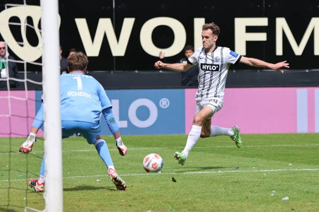 17 05 2026, Football, Men, 2 Bundesliga, Season 2025 2026, SV 07 Elversberg SC Preußen Münster, Tom Zimmerschied SV 07 Elversberg , Johannes Schenk SC Preußen Münster Elversberg Ursapharm Arena an der Kaiserlinde Saarland Germany DEU Copyright: xSebastianxBachx