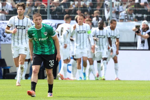 17 05 2026, xrekx, Fussball 2 Bundesliga, SV Elversberg Preußen Münster v l Torjubel nach dem Tor zum celebrating the goal celebrate 2 0 durch David Mokwa SV 07 Elversberg Tobias Raschl Preussen Muenster enttaeuscht, enttäuscht, schaut enttaeuscht, niedergeschlagen, disappointed DFL DFB REGULATIONS PROHIBIT ANY USE OF PHOTOGRAPHS AS IMAGE SEQUENCES AND OR QUASI VIDEO Elversberg
