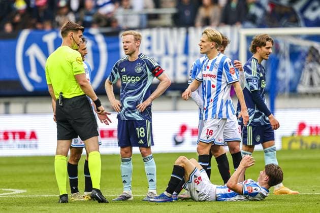 HEERENVEEN , 17-05-2026 , Abe Lenstra Stadium , season 2025 2026 , Dutch Eredivisie football , match between SC Heerenveen - Ajax , picture shows referee Joey Kooij, Ajax player Davy Klaassen, SC Heerenveen player Marcus Linday and SC Heerenveen player Oliver Braude Heerenveen - Ajax  x203759516x Copyright: