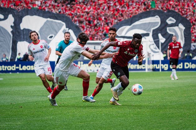2 Bundesliga Hannover 96 vs 1 FC Nürnberg, 17 05 2026 Fabio Gruber 1 FC Nürnberg, 4 vs Mustapha Bundu Hannover 96, 7 Soccer, 2 Bundesliga, 34 Matchday Hannover 96 vs 1 FC Nürnberg on 17 05 2026 at Heinz von Heiden Arena, Hannover DFL REGULATIONS PROHIBIT ANY USE OF PHOTOGRAPHS AS IMAGE SEQUENCES AND OR QUASI VIDEO Copyright: xBEAUTIFULxSPORTS Tonhäuserx