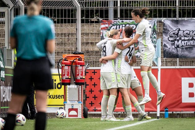 LEVERKUSEN, 17.05.2026 - Torjubel um Lina Hausicke nach ihren Treffer zum 1:3 während der Begegnung Bayer 04 Leverkusen - Werder Bremen an Spieltag 26 der Google Pixel Frauen-Bundesliga am 17.05.2026 im Ulrich-Haberland-Stadion in Leverkusen (Nordrhein-Westfalen). DFL REGULATIONS PROHIBIT ANY USE OF PHOTOGRAPHS AS IMAGE SEQUENCES AND OR QUASI-VIDEO. Nordrhein-Westfalen Deutschland Copyright: xAxelxKohringx