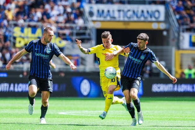 FC Internazionale vs Hellas Verona FC Serie A 2025 26 17 05 2026 Petar Sucic of FC Internazionale competes for the ball with Tomas Suslov of Hellas Verona FC during Serie A 2025 26 football match between FC Internazionale and Hellas Verona FC at San Siro Stadium in Milan, Italy Copyright: xBEAUTIFULxSPORTS Carabellix