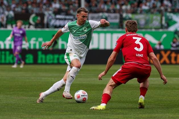 Felix Klaus 30 Spvgg Greuther Fuerth in action against Christopher Lenz 3 Fortuna Duesseldorf , SpVgg Greuther Fuerth vs Fortuna Duesseldorf, Fußball, Maenner, 2 Bundesliga, DFL, Saison 2025 2026, 34 Spieltag, Rueckrunde, 17 05 2026 DFB regulations prohibit any use of photographs as image sequences and or quasi video Fuerth Bayern Germany Copyright: xkolbert-press MartinxAgüerax