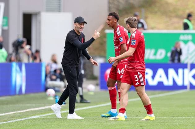 Head coach Alexander Ende Fortuna Duesseldorf with instructions to Sima Suso 46 Fortuna Duesseldorf and Christopher Lenz 3 Fortuna Duesseldorf , SpVgg Greuther Fuerth vs Fortuna Duesseldorf, Football, Men, 2 Bundesliga, DFL, Saison 2025 2026, 34 Spieltag, Rueckrunde, 17 05 2026 DFB regulations prohibit any use of photographs as image sequences and or quasi video Fuerth Bayern Germany Copyright: xkolbert-press MartinxAgüerax