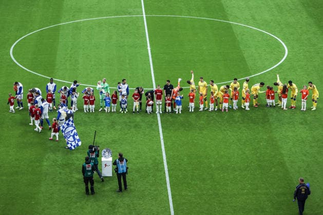 Sport, Football, 2 Bundesliga Season 2025 2026 34 Matchday FC Schalke 04 Eintracht Braunschweig 17 05 2026, VELTINS Arena The players at the run-in Gelsenkirchen VELTINS Arena North Rhine-Westphalia Germany