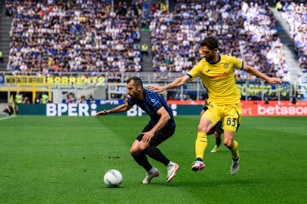 FC Internazionale v Hellas Verona FC - Serie A Henrikh Mkhitaryan of FC Internazionale competes for the ball with Roberto Gagliardini of Hellas Verona FC during the Serie A football match between FC Internazionale and Hellas Verona FC. Milan Italy Copyright: xNicolòxCampox