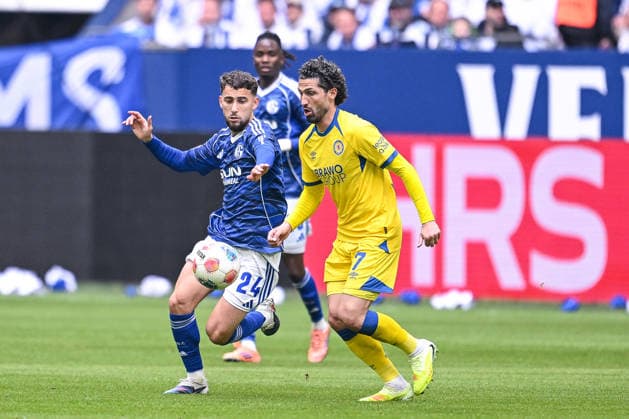 17 05 2026, Football, 2 Bundesliga, Season 2025 2026, Matchday 34, FC Schalke 04 Eintracht Braunschweig, Adil Aouchiche FC Schalke 04 , Fabio Kaufmann Eintracht Braunschweig xRHR PHOTO YYx Copyright: KROEGER RHR-FOTOx RHR-FOTO YY