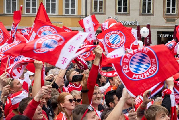 Fußball: Meisterfeier des FC Bayern München auf dem Rathausbalkon und am Marienplatz in München nach dem Gewinn der Bundesliga-Saison 2025 2026. Hunderte Fans auf dem Marienplatz in München mit Fahnen, Schals, Luftballons und Trikots mit Vereinslogo feiern