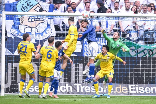 17 05 2026, Football, 2 Bundesliga, Season 2025 2026, Matchday 34, FC Schalke 04 Eintracht Braunschweig, Mertcan Ayhan FC Schalke 04 , Johan Gomez Eintracht Braunschweig , Goalkeeper Loris Karius FC Schalke 04 xRHR PHOTO YYx Copyright: KROEGER RHR-FOTOx RHR-FOTO YY
