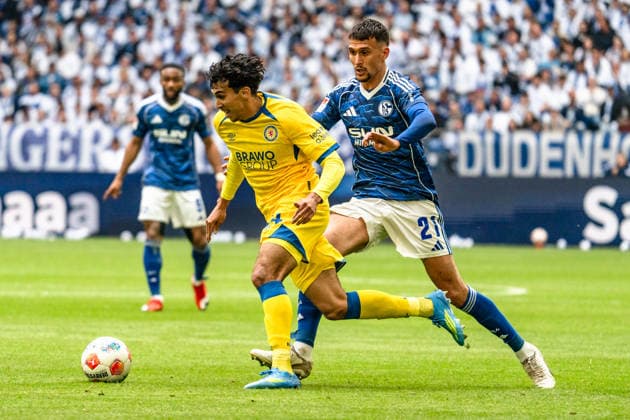 Sport Bilder des Tages Deutschland: 2. Bundesliga 2025 2026, 34. Spieltag - FC Schalke 04 vs. Eintracht Braunschweig - 17.05.2026 - Veltins-Arena (Gelsenkirchen, Nordrhein-Westfalen) Johan Gomez (Eintracht Braunschweig) (44) Dejan Ljubicic (21) *** Germany 2 Bundesliga 2025 2026, Matchday 34 FC Schalke 04 vs Eintracht Braunschweig 17 05 2026 Veltins Arena Gelsenkirchen, North Rhine-Westphalia Johan Gomez Eintracht Braunschweig 44 Dejan Ljubicic 21 Copyright: xCelinaxLeiersx