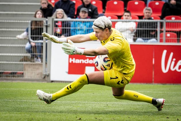 LEVERKUSEN, 17.05.2026 - Torhueterin Vanessa Fischer (Werder Bremen, 1) pariert während der Begegnung Bayer 04 Leverkusen - Werder Bremen an Spieltag 26 der Google Pixel Frauen-Bundesliga am 17.05.2026 im Ulrich-Haberland-Stadion in Leverkusen (Nordrhein-Westfalen). DFL REGULATIONS PROHIBIT ANY USE OF PHOTOGRAPHS AS IMAGE SEQUENCES AND OR QUASI-VIDEO. Nordrhein-Westfalen Deutschland Copyright: xAxelxKohringx