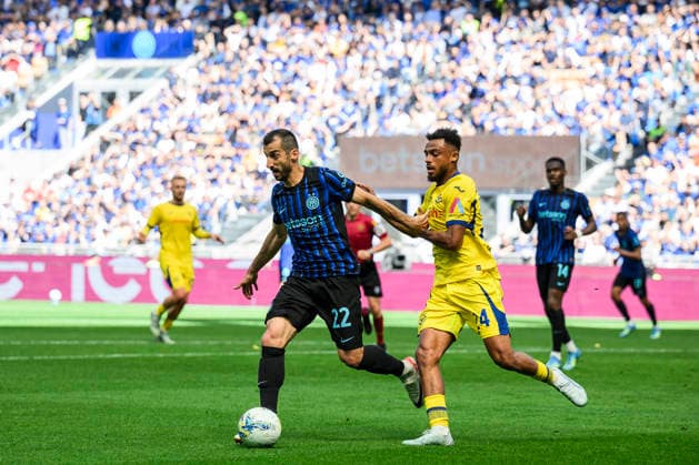 FC Internazionale v Hellas Verona FC - Serie A Henrikh Mkhitaryan of FC Internazionale competes for the ball with Antoine Bernede of Hellas Verona FC during the Serie A football match between FC Internazionale and Hellas Verona FC. Milan Italy Copyright: xNicolòxCampox