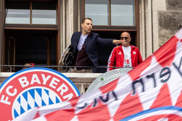 Fußball: Meisterfeier des FC Bayern München auf dem Rathausbalkon und am Marienplatz in München nach dem Gewinn der Bundesliga-Saison 2025 2026. Jubel von MANUEL NEUER auf dem Rathausbalkon mit Meisterschale