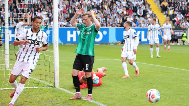 17 05 2026, xrekx, Fußball 2 Bundesliga, SV Elversberg Preußen Münster v l Joshua Mees Preussen Muenster enttaeuscht, enttäuscht, schaut enttaeuscht, niedergeschlagen, disappointed DFL DFB REGULATIONS PROHIBIT ANY USE OF PHOTOGRAPHS as IMAGE SEQUENCES and or QUASI VIDEO Elversberg
