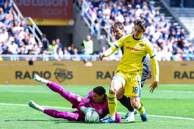 IPA84788257 - Yann Sommer of FC Internazionale competes for the ball with Kieron Tom Bowie of Hellas Verona FC during Serie A 2025 26 football match between FC Internazionale and Hellas Verona FC at San Siro Stadium in Milan, Italy  Copyright: xFabrizioxCarabelli IPAxSportx xx 84788257