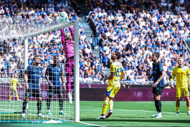 IPA84788289 - Yann Sommer of FC Internazionale seen in action during Serie A 2025 26 football match between FC Internazionale and Hellas Verona FC at San Siro Stadium in Milan, Italy  Copyright: xFabrizioxCarabelli IPAxSportx xx 84788289