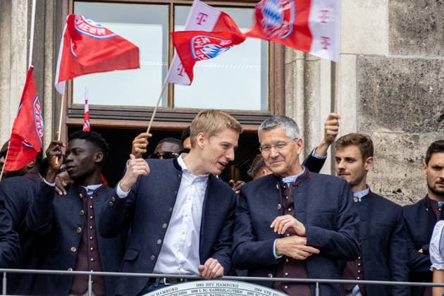 Fußball: Meisterfeier des FC Bayern München auf dem Rathausbalkon und am Marienplatz in München nach dem Gewinn der Bundesliga-Saison 2025 2026. Münchens Oberbürgermeister Dominik Krause (Bündnis 90 Die Grünen) spricht mit Herbert Hainer (Präsident FC Bayern) auf dem Rathausbalkon