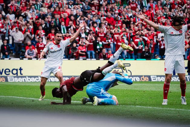 2 Bundesliga Hannover 96 vs 1 FC Nürnberg, 17 05 2026 Mustapha Bundu Hannover 96, 7 falls over Jan Reichert 1 FC Nürnberg, 1 Football, 2 Bundesliga, 34 Matchday Hannover 96 vs 1 FC Nürnberg on 17 05 2026 at Heinz von Heiden Arena, Hannover DFL REGULATIONS PROHIBIT ANY USE OF PHOTOGRAPHS AS IMAGE SEQUENCES AND OR QUASI VIDEO Copyright: xBEAUTIFULxSPORTS Tonhäuserx