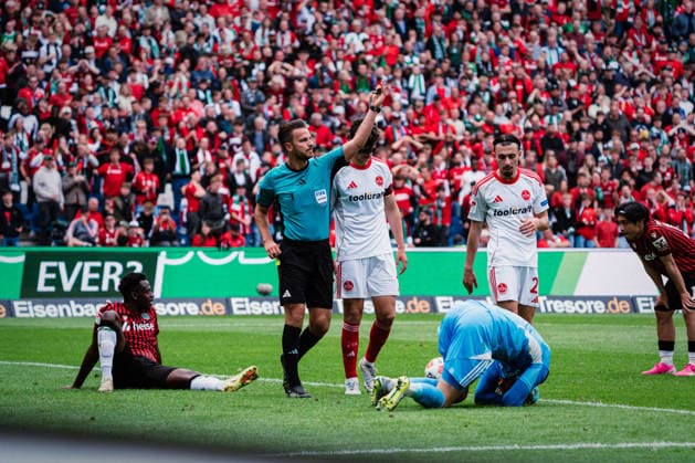 2 Bundesliga Hannover 96 vs 1 FC Nürnberg, 17 05 2026 Jan Reichert 1 FC Nürnberg, 1 lies on the ground, Mustapha Bundu Hannover 96, 7 gets the yellow card from Daniel Schlager Referee Football, 2 Bundesliga, Matchday 34 Hannover 96 vs 1 FC Nürnberg on 17 05 2026 at Heinz von Heiden Arena, Hannover DFL REGULATIONS PROHIBIT ANY USE OF PHOTOGRAPHS AS IMAGE SEQUENCES AND OR QUASI VIDEO Copyright: xBEAUTIFULxSPORTS Tonhäuserx