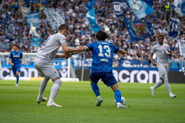 17 05 2026, xdaymx, Fußball 2 Bundesliga, Karlsruher SC VfL Bochum, vr Shio Fukuda Karlsruher SC tries to free itself from the grip of Erhan Masovic VfL Bochum DFL DFB REGULATIONS PROHIBIT ANY USE OF PHOTOGRAPHS as IMAGE SEQUENCES and or QUASI VIDEO Karlsruhe