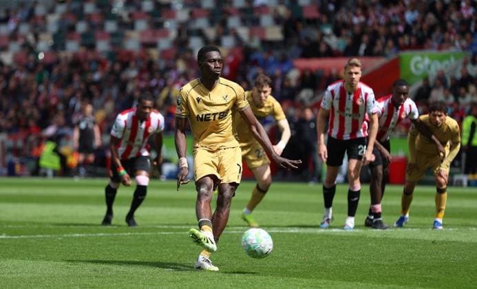 Premier League - Brentford FC v Crystal Palace FC LONDON, ENGLAND, MAY 17: GOAL 1-0, Ismaila Sarr of Crystal Palace scores a penalty kick to put Crystal Palace 1-0 ahead during the Premier League match between Brentford FC v Crystal Palace FC at GTECH Community Stadium, London, England, on May 17. (Photo by Daniel Weir) London GTCH Community Stadium England Copyright: xDanielxWeir SportsxPressxPhotox Sportspressphoto_SPR148681