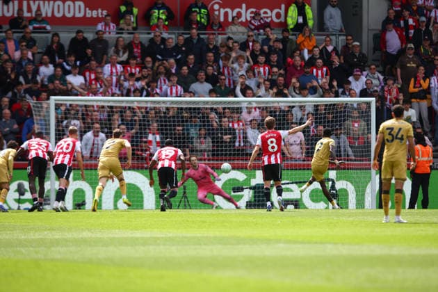 Premier League: Brentford v Crystal Palace LONDON, UK - 17th May 2026: Ismaila Sarr of Crystal Palace scores his side s first goal past Caoimhin Kelleher of Brentford from the penalty spot during the Premier League match between Brentford FC and Crystal Palace FC at Gtech Community Stadium London Gtech Community Stadium England United Kingdom Copyright: xCraigxMercerx xPeakxActionxPhotosx