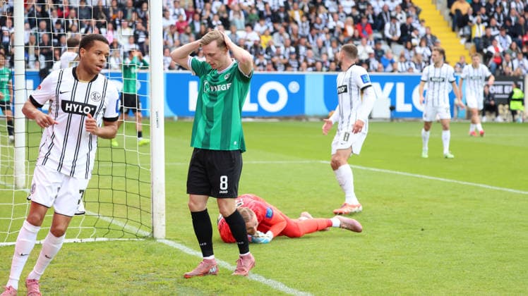 17 05 2026, xrekx, Fußball 2 Bundesliga, SV Elversberg Preußen Münster v l Jan Gyamerah SV 07 Elversberg Joshua Mees Preussen Muenster enttaeuscht, enttäuscht, schaut enttaeuscht, niedergeschlagen, disappointed DFL DFB REGULATIONS PROHIBIT ANY USE OF PHOTOGRAPHS AS IMAGE SEQUENCES AND OR QUASI VIDEO Elversberg