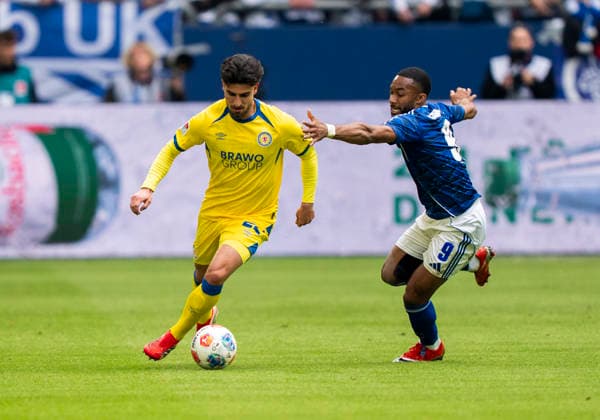 Duel between Johan Gomez Eintracht Braunschweig, 44 and Moussa Sylla FC Schalke 04, 9 FC Schalke 04 Eintracht Braunschweig, 2 Bundesliga, 34 Matchday, Veltins Arena Gelsenkirchen, Season 2025 2026, 17 05 2026 DFB regulations prohibit any use of photographs as image sequences and or quasi video Copyright: HMBxMedia xMarcoxBader