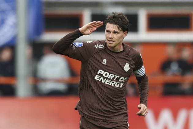 VOLENDAM - Danny Bakker of Telstar celebrates the 1-1 during the Dutch Eredivisie match between FC Volendam and Telstar at the Kras Stadium on May 17, 2026, in Volendam, the Netherlands. SONNY LENSEN ANP Eredivisie 2025-2026 xVIxANPxSportx xxANPxIVx 558547917 originalFilename: 558547917.jpg
