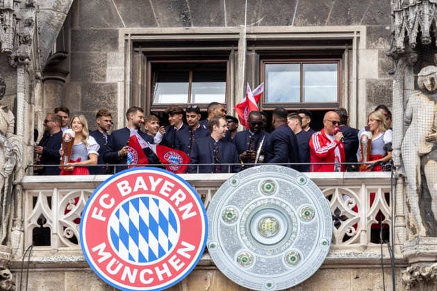Fußball: Meisterfeier des FC Bayern München auf dem Rathausbalkon und am Marienplatz in München nach dem Gewinn der Bundesliga-Saison 2025 2026. Die Mannschaft auf dem Balkon