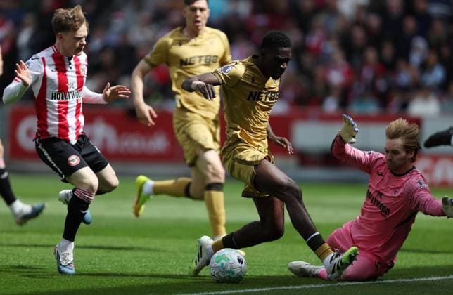 Premier League - Brentford FC v Crystal Palace FC LONDON, ENGLAND, MAY 17: Caoimhin Kelleher of Brentford tackles & fouls Ismaila Sarr of Crystal Palace and Video Assistant Referee VAR awards Crystal Palace a penalty kick during the Premier League match between Brentford FC v Crystal Palace FC at GTECH Community Stadium, London, England, on May 17. (Photo by Daniel Weir) London GTCH Community Stadium England Copyright: xDanielxWeir SportsxPressxPhotox Sportspressphoto_SPR148684