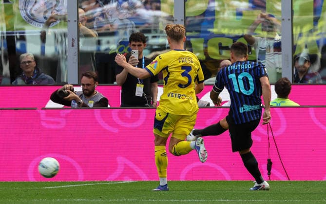 May 17, 2026, Milan: FC Inter s forward Lautaro Martinez in action against Hellas Verona FC s defender Martin Frese during the Italian Serie A soccer match between FC Inter and Hellas Verona FC at Giuseppe Meazza Stadium in Milan, Italy, 17 May 2026. ANSA ROBERTO BREGANI. Serie A - FC Inter Vs Hellas Verona FC  - ZUMAa110 20260517_zaf_a110_090 Copyright: xRobertoxBreganix