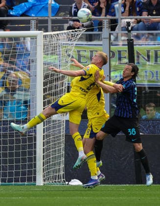 May 17, 2026, Milan: Hellas Verona FC s defender Nicolas Valentini (L) in action against FC Inter s defender Matteo Darmian during the Italian Serie A soccer match between FC Inter and Hellas Verona FC at Giuseppe Meazza Stadium in Milan, Italy, 17 May 2026. ANSA ROBERTO BREGANI. Serie A - FC Inter Vs Hellas Verona FC  - ZUMAa110 20260517_zaf_a110_092 Copyright: xRobertoxBreganix