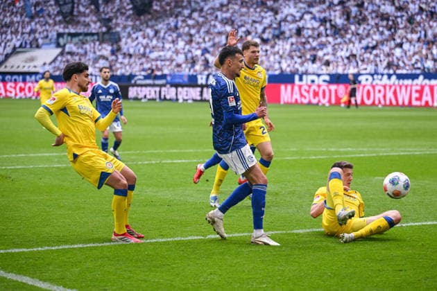 17 05 2026, Football, 2 Bundesliga, Season 2025 2026, Matchday 34, FC Schalke 04 Eintracht Braunschweig, Dejan Ljubicic FC Schalke 04 , Florian Flick Eintracht Braunschweig xRHR PHOTO YYx Copyright: KROEGER RHR-FOTOx RHR-FOTO YY