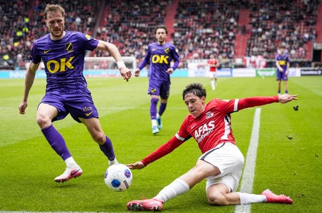ALKMAAR - (lr) Clint Leemans of NAC Breda, Mateo Chavez of AZ Alkmaar during the Dutch Eredivisie match between AZ Alkmaar and NAC Breda at the AFAS Stadium on 17 May 2026 in Alkmaar, the Netherlands. TOBIAS KLEUVER ANP Eredivisie 2025-2026 xVIxANPxSportx xxANPxIVx 558548079 originalFilename: 558548079.jpg