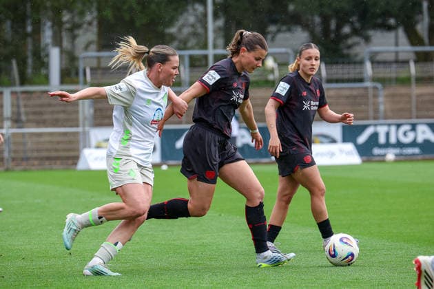 17 05 2026, xsscx, Women Soccer, Bayer 04 Leverkusen Werder Bremen, 1 Soccer Bundesliga, 26 Matchday, Ulrich Haberland Stadium, Season 2025 2026 Juliane Wirtz Werder Bremen 28 in duel against Katharina Piljic Bayer Leverkusen 06 DFB regulations prohibit any use of photographs as image sequences and or quasi video Photo xSandraxScherningxPressefotoKochx Nordrhein Westfalen Germany