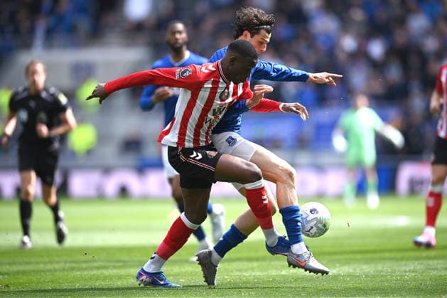 Everton v Sunderland, Premier League Merlin Rohl of Everton is challenged by Nordi Mukiele of Sunderland during the Everton v Sunderland Premier League match at the Hill Dickinson Stadium, Liverpool, England on 17 May 2026 Credit: Ben Roberts Every Second Media Editorial use only. All images are copyright Every Second Media Limited. No images may be reproduced without prior permission. All rights reserved. Premier League and Football League images are subject to licensing agreements with Football DataCo Limited. see https: www.football-dataco.com Copyright: xIMAGO EveryxSecondxMediax ESM-1998-0017 BenxRobertsx xEveryxSecondxMediax