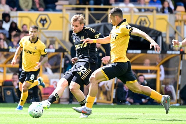 Wolverhampton Wanderers v Fulham, Premier League Fulham midfielder Emile Smith-Rowe (32) looks to release the ball under pressure from Wolverhampton Wanderers midfielder Andre (7) during the Premier League match between Wolverhampton Wanderers and Fulham at Molineux, Wolverhampton, UK on 17 May 2026. Wolverhampton Molineux West Midlands UK Editorial use only DataCo restrictions apply See www.football-dataco.com , Copyright: xDennisxGoodwinx PSI-24264-0029